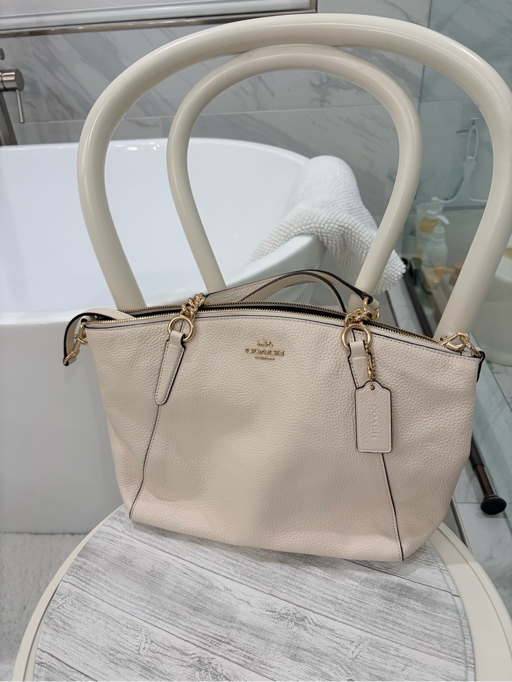 Coach Kelsey Chain Pebble Leather crossbody Bag in Chalk
